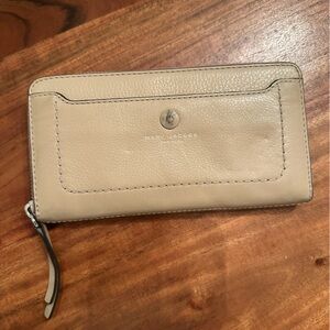 Marc Jacobs beige wallet